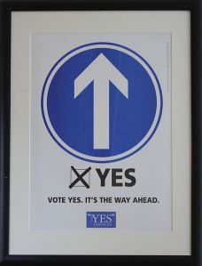 Ein Plakat wirbt für ein Ja zum «Good Friday Agreement». Bild: Wikipedia